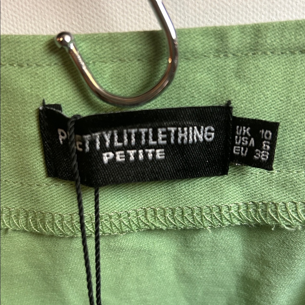 PrettyLittleThing Green Mini Skirt NWT Pleated Hem Y2K Tennis Preppy Size US 6 - Picture 5 of 5